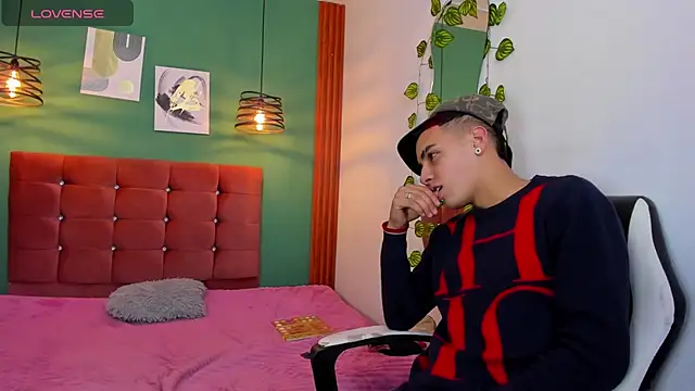 Snapshot of Aisha_andy chatting on 10/18/25, 03:42 Aisha andy online show from 10/18/25, 03:42