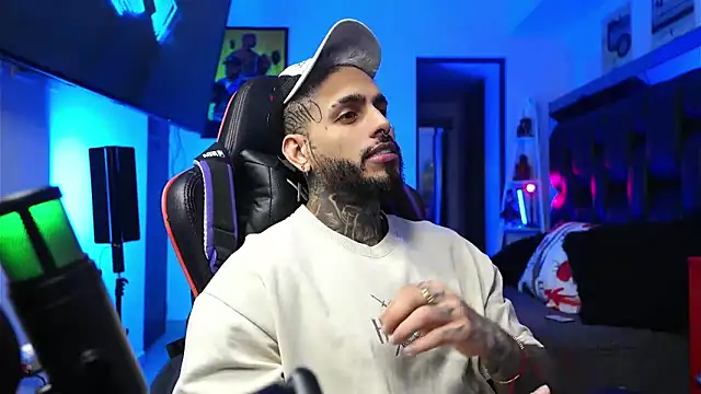 Snapshot of logan_hugh8 chatting on 02/02/26, 03:49 logan hugh8 online show from 02/02/26, 03:49