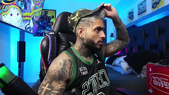 Snapshot of logan_hugh8 chatting on 02/14/26, 11:18 logan hugh8 online show from 02/14/26, 11:18