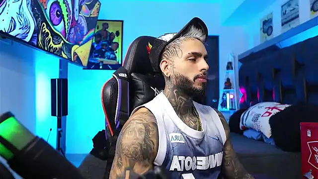 Snapshot of logan_hugh8 chatting on 02/15/26, 08:38 logan hugh8 online show from 02/15/26, 08:38