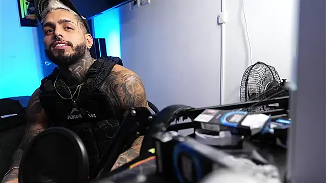 Snapshot of logan_hugh8 chatting on 02/18/26, 04:30 logan hugh8 online show from 02/18/26, 04:30