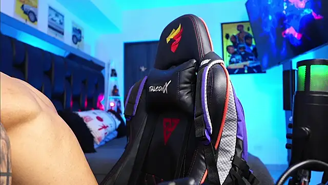 Snapshot of logan_hugh8 chatting on 02/25/26, 01:04 logan hugh8 online show from 02/25/26, 01:04