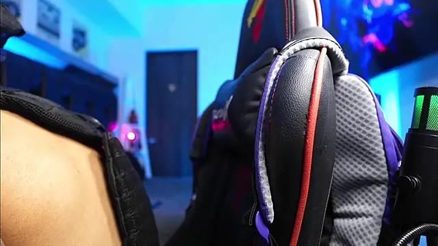 Snapshot of logan_hugh8 chatting on 02/26/26, 02:43 logan hugh8 online show from 02/26/26, 02:43