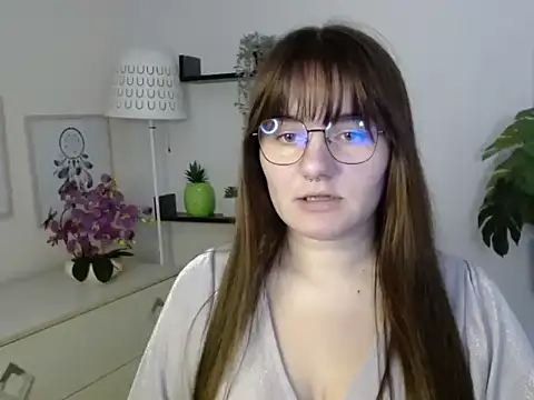 Julie Diamond online show from 11/18/25, 02:43