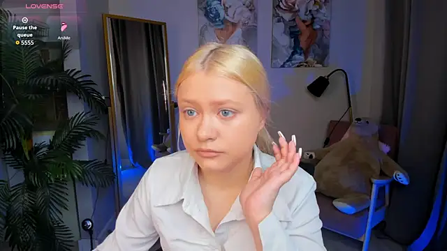 Millie Vanillies online show from 09/10/25, 03:01