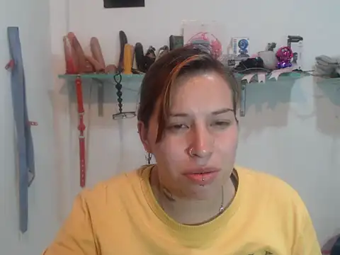 Snapshot of cloequeen15 chatting on 09/22/25, 05:59 cloequeen15 online show from 09/22/25, 05:59