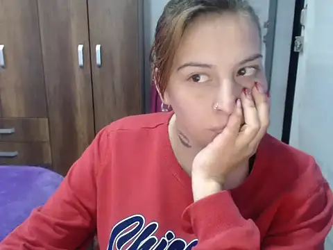 Snapshot of cloequeen15 chatting on 10/09/25, 06:50 cloequeen15 online show from 10/09/25, 06:50