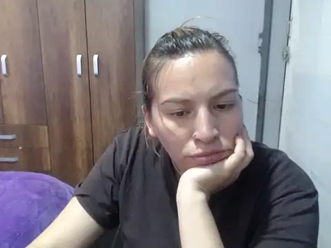 Snapshot of cloequeen15 chatting on 11/14/25, 03:33 cloequeen15 online show from 11/14/25, 03:33