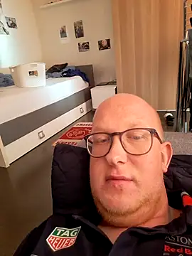 geilerd122 online show from 10/18/25, 01:12