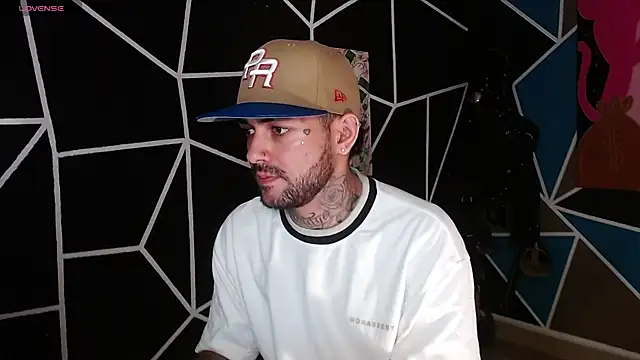 Snapshot of nicolastorres99 chatting on 10/30/25, 02:02 nicolastorres99 online show from 10/30/25, 02:02