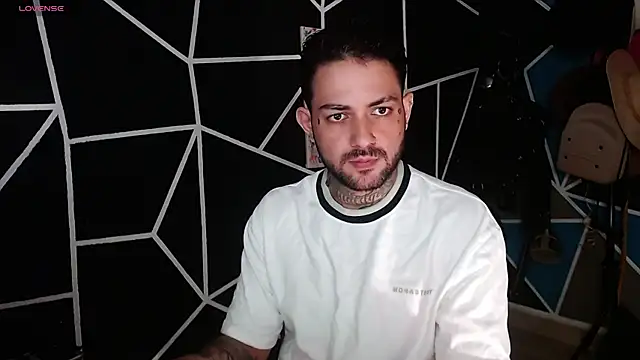 Snapshot of nicolastorres99 chatting on 10/31/25, 02:23 nicolastorres99 online show from 10/31/25, 02:23