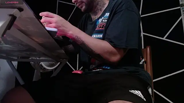 Snapshot of nicolastorres99 chatting on 11/05/25, 06:30 nicolastorres99 online show from 11/05/25, 06:30