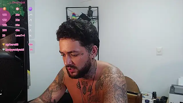 Snapshot of nicolastorres99 chatting on 12/17/25, 08:09 nicolastorres99 online show from 12/17/25, 08:09