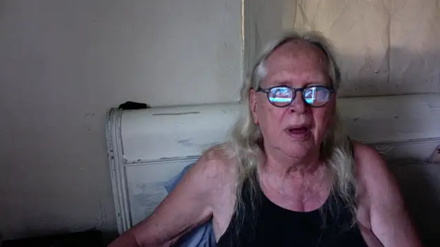 Snapshot of OldLadySara chatting on 07/18/26, 11:52 OldLadySara online show from 07/18/26, 11:52