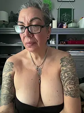 dieseldame1313 online show from 02/08/26, 10:46