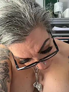 dieseldame1313 online show from 04/05/26, 10:07