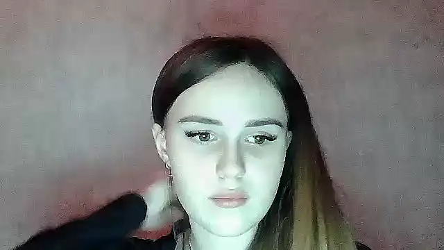 SweetLoraa online show from 12/22/25, 04:37