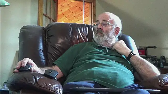 Snapshot of janzer13 chatting on 11/28/25, 02:09 janzer13 online show from 11/28/25, 02:09