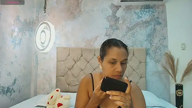 Snapshot of DarcyMooree chatting on 10/04/25, 12:36 DarcyMooree online show from 10/04/25, 12:36