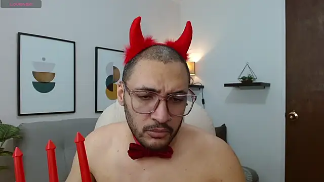 Snapshot of __Damian___ chatting on 10/31/25, 12:00 Damian online show from 10/31/25, 12:00