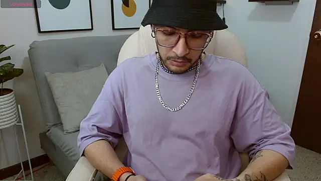 Snapshot of __Damian___ chatting on 11/15/25, 01:03 Damian online show from 11/15/25, 01:03