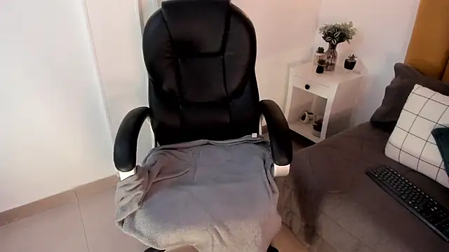 marie bass online show from 09/14/25, 01:43