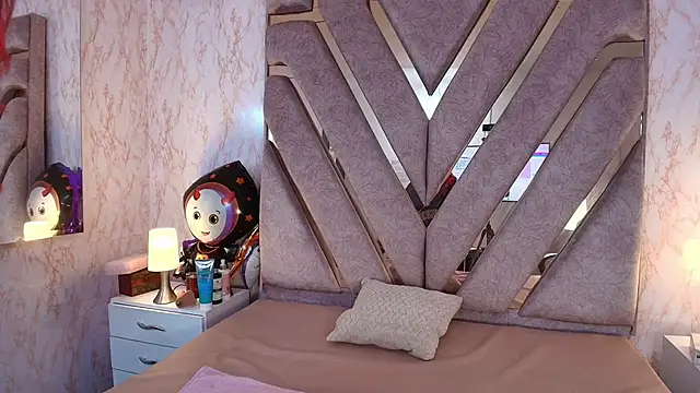 Snapshot of redd_pandaa chatting on 10/22/25, 04:02 redd pandaa online show from 10/22/25, 04:02