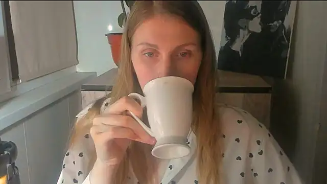 JuliaMuuun online show from 04/06/26, 09:16