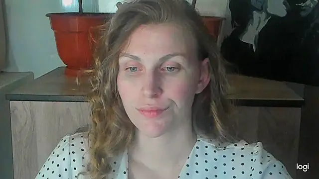 JuliaMuuun online show from 05/18/26, 09:31