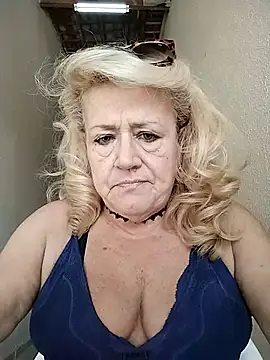 Snapshot of Belladama61 chatting on 09/16/25, 11:22 Belladama61 online show from 09/16/25, 11:22