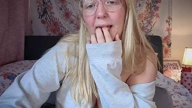 Snapshot of Daisyxoxo_ chatting on 09/16/25, 08:37 Daisyxoxo online show from 09/16/25, 08:37