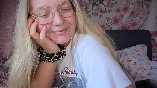 Snapshot of Daisyxoxo_ chatting on 12/02/25, 10:20 Daisyxoxo online show from 12/02/25, 10:20