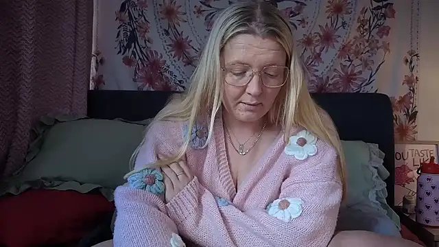 Daisyxoxo  online show from 04/14/26, 09:37