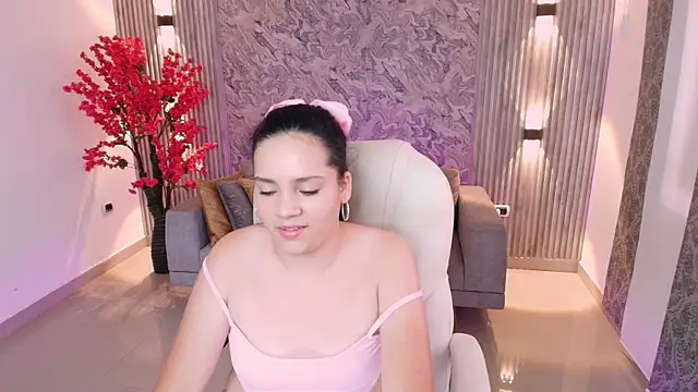 Snapshot of karlie_small chatting on 09/17/25, 07:37 karlie small online show from 09/17/25, 07:37