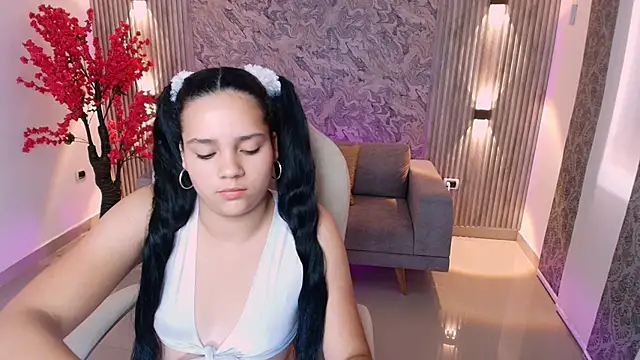 Snapshot of karlie_small chatting on 09/20/25, 07:37 karlie small online show from 09/20/25, 07:37