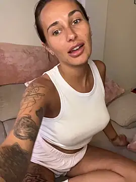 Rosieredxox online show from 05/13/26, 12:02