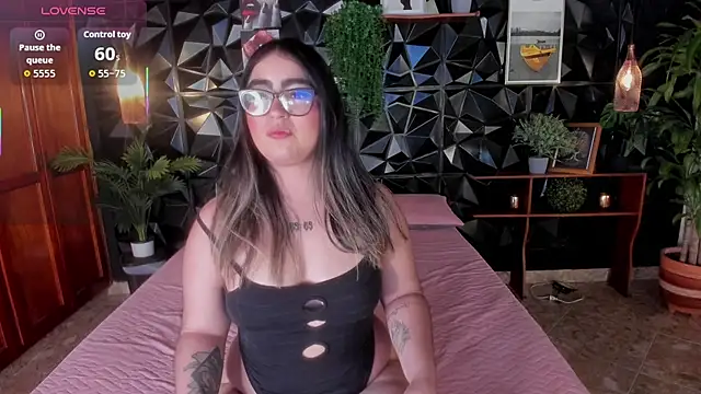 April  foxx online show from 10/06/25, 04:15