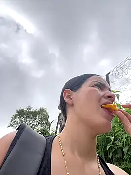 Mia jhoonson online show from 11/20/25, 02:17