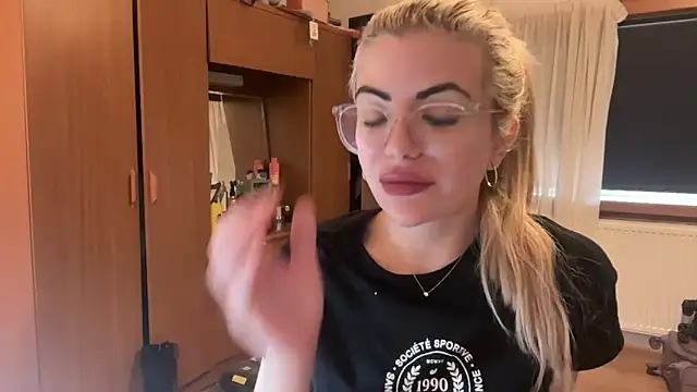 Snapshot of princess17 chatting on 09/27/25, 02:11 princess17 online show from 09/27/25, 02:11