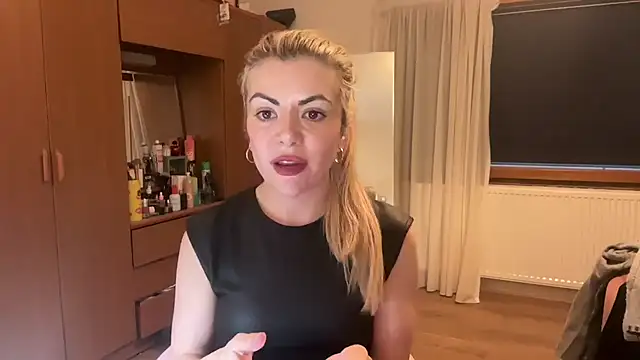 Snapshot of princess17 chatting on 10/13/25, 05:24 princess17 online show from 10/13/25, 05:24