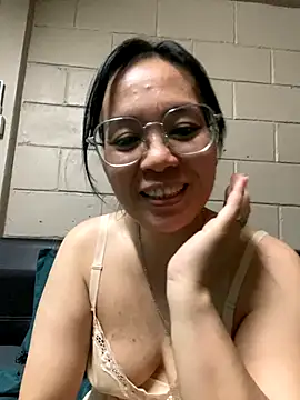 melyiaaa online show from 11/25/25, 04:18