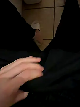 Snapshot of Dicksxd chatting on 11/05/25, 12:32 Dicksxd online show from 11/05/25, 12:32