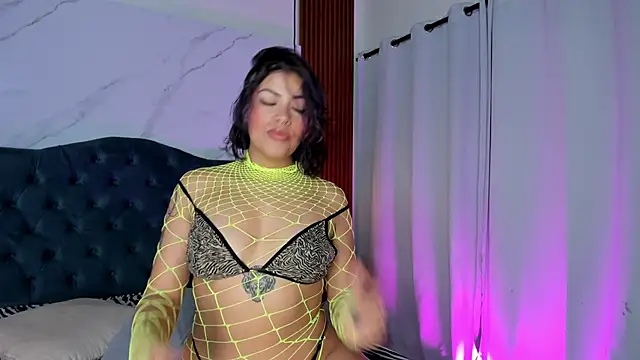 Snapshot of sara_zc chatting on 10/28/25, 11:47 sara zc online show from 10/28/25, 11:47