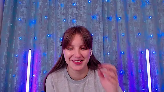 Snapshot of Leonaalove chatting on 12/18/25, 08:20 Leonaalove online show from 12/18/25, 08:20