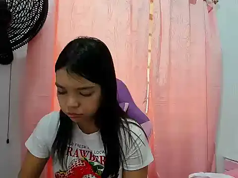 Snapshot of shy_luna18 chatting on 09/08/25, 05:12 shy luna18 online show from 09/08/25, 05:12