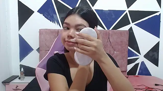 Snapshot of shy_luna18 chatting on 10/07/25, 12:35 shy luna18 online show from 10/07/25, 12:35