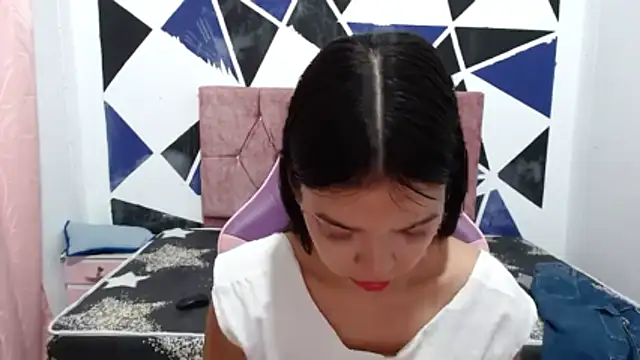 Snapshot of shy_luna18 chatting on 11/28/25, 01:14 shy luna18 online show from 11/28/25, 01:14