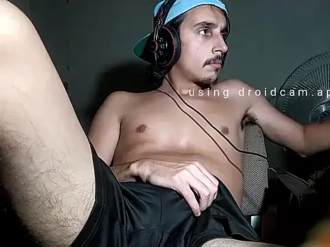 Snapshot of papito20cm chatting on 12/15/25, 12:15 papito20cm online show from 12/15/25, 12:15