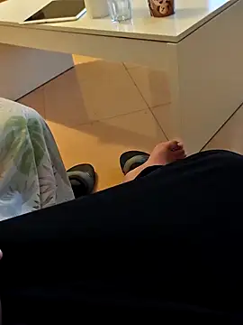 Snapshot of t-dog26 chatting on 12/17/25, 04:18 t-dog26 online show from 12/17/25, 04:18