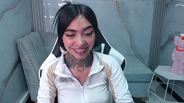 Snapshot of Ashley_Blum_v chatting on 10/01/25, 01:11 Ashley Blum v online show from 10/01/25, 01:11